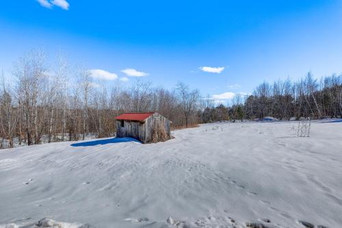 Charming Lovell Farmhouse - 17 Acres with Mtn Views! v zimě