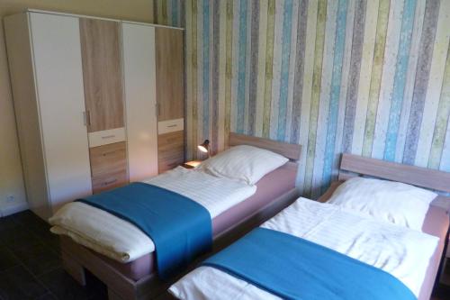 two beds sitting next to each other in a room at Ferienwohnung Koblenz City in Koblenz