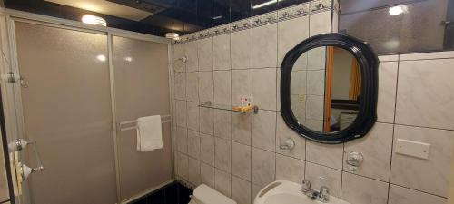 y baño con espejo, lavabo y aseo. en Hotel San Francisco INN, en Arequipa