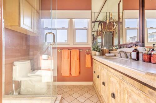 La salle de bains est pourvue de toilettes et d'un lavabo. dans l'établissement OCEAN FRONT LUXE Manhattan Beach Strand, à Manhattan Beach