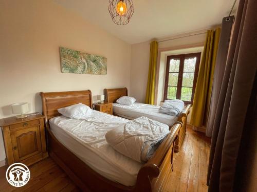 une chambre avec deux lits et une fenêtre dans l'établissement Maison de caractère avec piscine commune, proche du Puy du Fou et de Nantes - FR-1-426-107, à Cugand