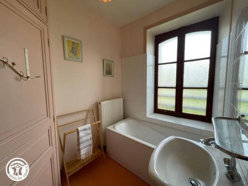 baño con bañera, lavabo y ventana en Gîte Cugand, 5 pièces, 8 personnes - FR-1-426-107 en Cugand