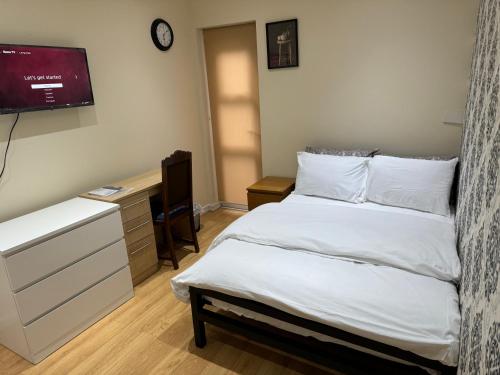 ロンドンにあるLuxurious double roomのベッドルーム1室(ベッド1台、壁掛けテレビ付)