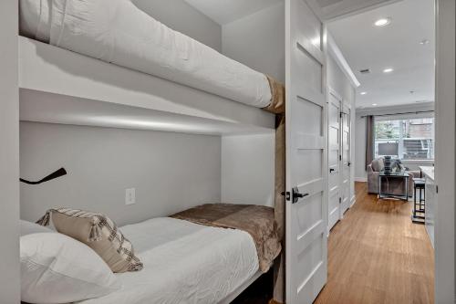 - une chambre avec 2 lits superposés et un couloir dans l'établissement Nashville - 805B Bradford Ave #102, à Nashville