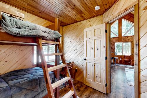 a bedroom with bunk beds in a wooden cabin at Schillinger Fields in Toledo