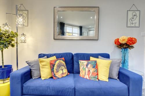 A seating area at Coventry 2 Bedroom Apartment, Sleeps 4, Parking