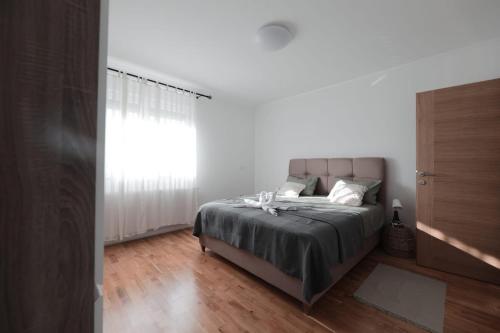 Apartments with a parking space Vrbovec, Prigorje - 22922 tesisinde bir odada yatak veya yataklar