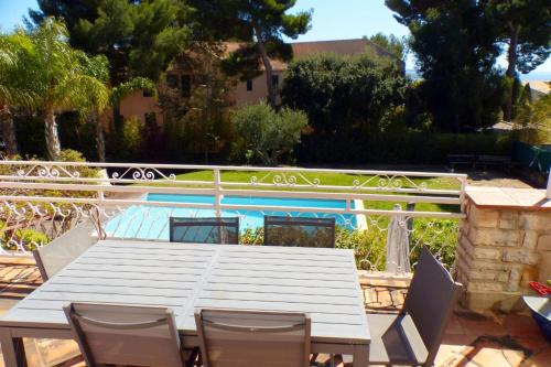 Photo de la galerie de l'établissement House with pool in Bandol, à Bandol