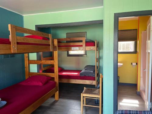 Palanda nebo palandy na pokoji v ubytování Seaside International Hostel