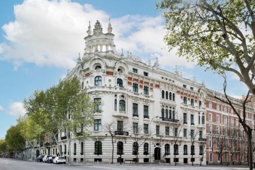 un grande edificio bianco sul lato di una strada di Hotel Palacio del Retiro, Autograph Collection a Madrid