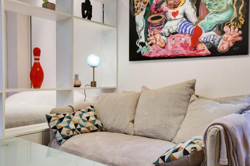 un salon avec un canapé et un tableau au mur dans l'établissement PLACE D'ITALIE Luxury Flat, à Paris