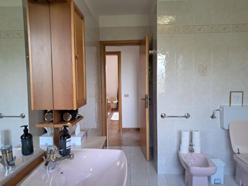 a bathroom with a sink and a toilet at Etage entier independant d une villa , avec terrasse, jardin, 2 a 6 personnes in Arba