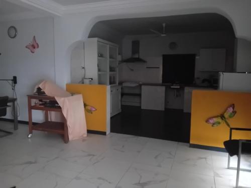 Zimmer mit Küche und Wohnzimmer in der Unterkunft Gambia Paradise in Tanji