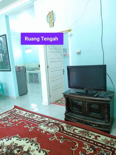 TV a/nebo společenská místnost v ubytování Homestay Mutiara Syariah