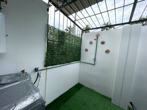 a batting cage with balls on the side of it at Increíble Casa con alberca y club de playa in Barra Vieja