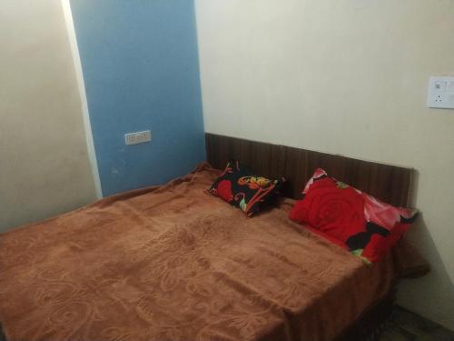 1 cama con 2 almohadas en una habitación en Gaurangi seva sadan en Mathura
