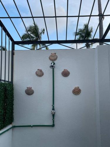 a wall with four umbrellas on it at Increíble Casa con alberca y club de playa in Barra Vieja