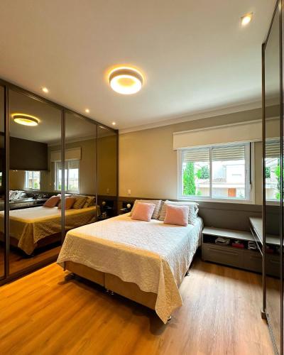 um quarto com 2 camas e um espelho em Espaço Agrishow em Ribeirão Preto