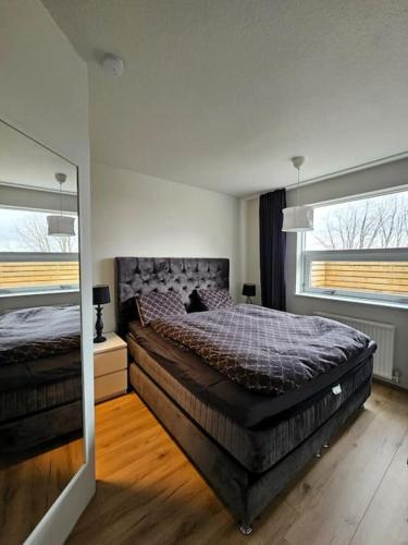Llit o llits en una habitació de Cozy Reykjavik Hideaway