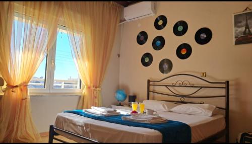 een slaapkamer met een bed en een raam bij Compass in Kavala