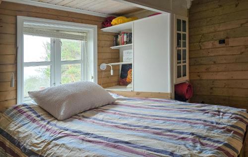 sypialnia z łóżkiem i oknem w obiekcie Beautiful Home In Oppdal With Kitchen w mieście Oppdal