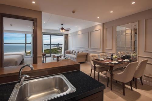 Restauracja lub miejsce do jedzenia w obiekcie Altarasuites luxury Apartment 2BR 100m2 with ocean view