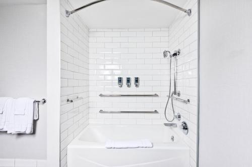 y baño blanco con bañera y ducha. en Four Points by Sheraton Ventura Harbor Resort, en Ventura
