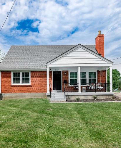 a red brick house with a porch and a lawn at The Richmond - Fair Expo, Derby, YUM in Louisville