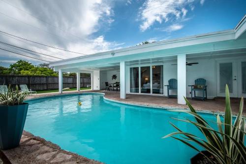 een zwembad voor een huis bij Spectacular Adjoining Homes Waits in Corpus Christi