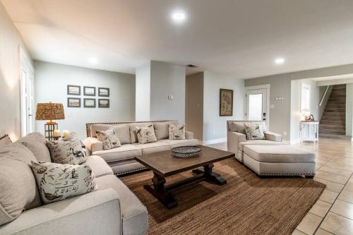 een woonkamer met banken en een salontafel bij Spectacular Adjoining Homes Waits in Corpus Christi
