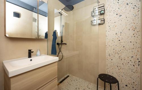 ein Bad mit einem Waschbecken und einer Dusche in der Unterkunft 3 Bedroom Lovely Apartment In Solin in Solin