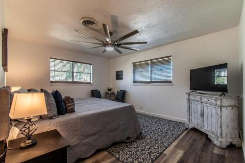 um quarto com uma cama e uma televisão de ecrã plano em Gulfside Getaway Awaits em Corpus Christi