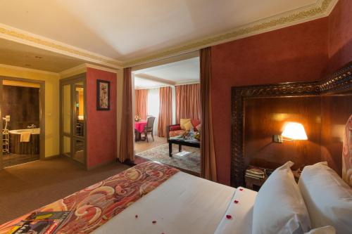 Un pat sau paturi într-o cameră la Hotel Toubkal