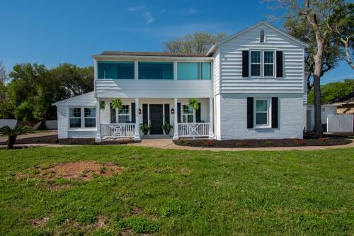 una casa bianca con un prato davanti di Coastal Oasis - Beautiful Ocean Views Awaits a Corpus Christi