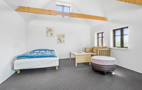 מיטה או מיטות בחדר ב-Cozy Home In Sandved With Wifi