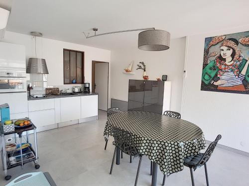 Photo de la galerie de l'établissement Appartement T3 aux Sables-d'Olonne avec Climatisation - FR-1-331-76, à Les Sables-dʼOlonne