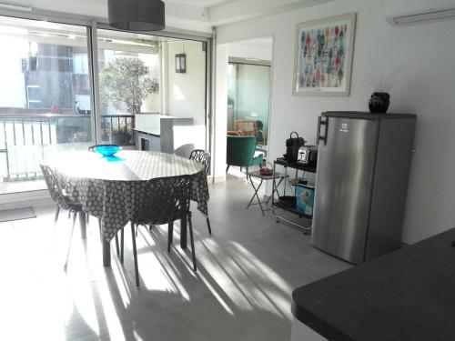 Photo de la galerie de l'établissement Appartement T3 aux Sables-d'Olonne avec Climatisation - FR-1-331-76, à Les Sables-dʼOlonne