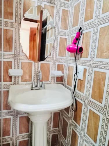 a bathroom with a sink and a mirror on a wall at Hotel Sacbe Coba in Coba