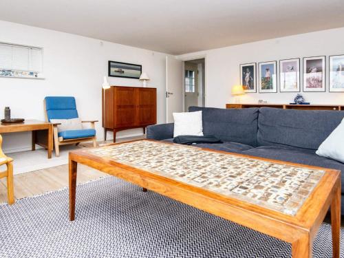Sala de estar con sofá azul y mesa de centro en 6 person holiday home in B rkop, en Børkop