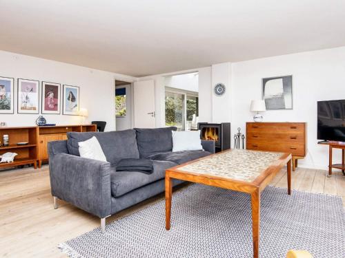 ein Wohnzimmer mit einem Sofa und einem Couchtisch in der Unterkunft 6 person holiday home in B rkop in Børkop