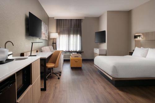 Habitación de hotel con cama y escritorio en SpringHill Suites by Marriott Little Rock, en Little Rock