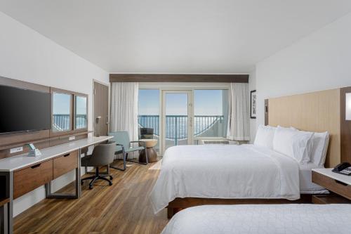 Кровать или кровати в номере Holiday Inn Express Pensacola Beach by IHG