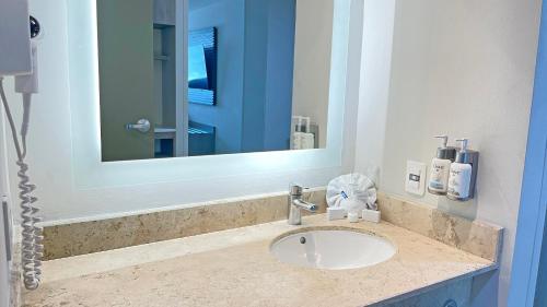 a bathroom with a sink and a large mirror at Holiday Inn Express Mérida by IHG in Mérida