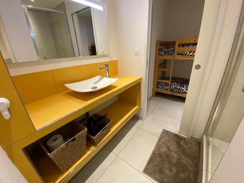une salle de bain avec un lavabo et un miroir dans l'établissement Studio Cabine à Arcachon avec Parking, WiFi et Accès Direct Plage - FR-1-374-219, à Arcachon