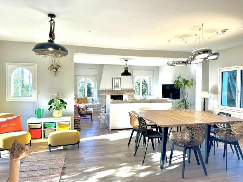 une cuisine et un salon avec une table et des chaises dans l'établissement Maison 5 chambres à 150 m de la plage, rénovée, jardin, proche restaurants et commerces - FR-1-481-161, à Bénodet