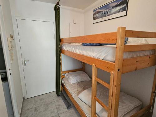 - deux lits superposés dans une petite chambre dans l'établissement Studio Cozy à 3 min de la Plage avec Parking et Balcon - FR-1-550-74, à Saint-Georges-de-Didonne