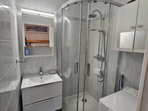 une salle de bain avec douche et lavabo dans l'établissement Studio Cozy à 3 min de la Plage avec Parking et Balcon - FR-1-550-74, à Saint-Georges-de-Didonne