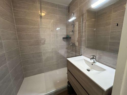 une salle de bain avec un lavabo et une douche dans l'établissement Appartement T2 cabine climatisé avec garage et terrasse au Grau-du-Roi, 6 couchages, proche plage - FR-1-250-267, au Grau-du-Roi