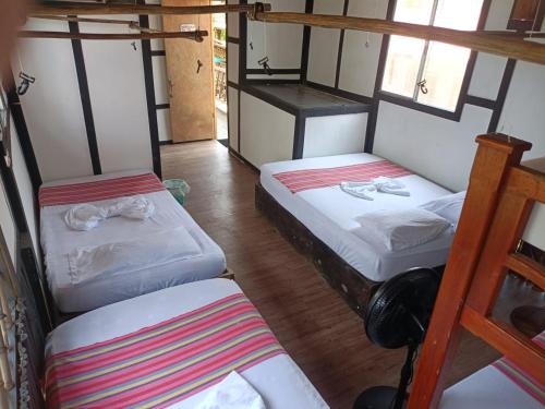 Llit o llits en una habitació de hostal Punta cangrejo