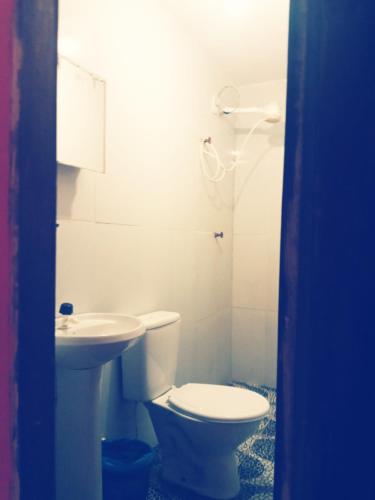 uma casa de banho com um WC e um lavatório em Casa Rainha da Serra em Mucugê